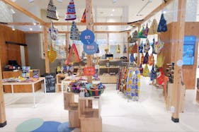 【神戸マルイ】1階カレンダリウムD07【物販・PR】エスカレーター横の好立地。専用什器やデジタルサイネージを完備。物販、体験ワークショップ、プロモーションなどに最適なスペースです。※最低利用日数7日間