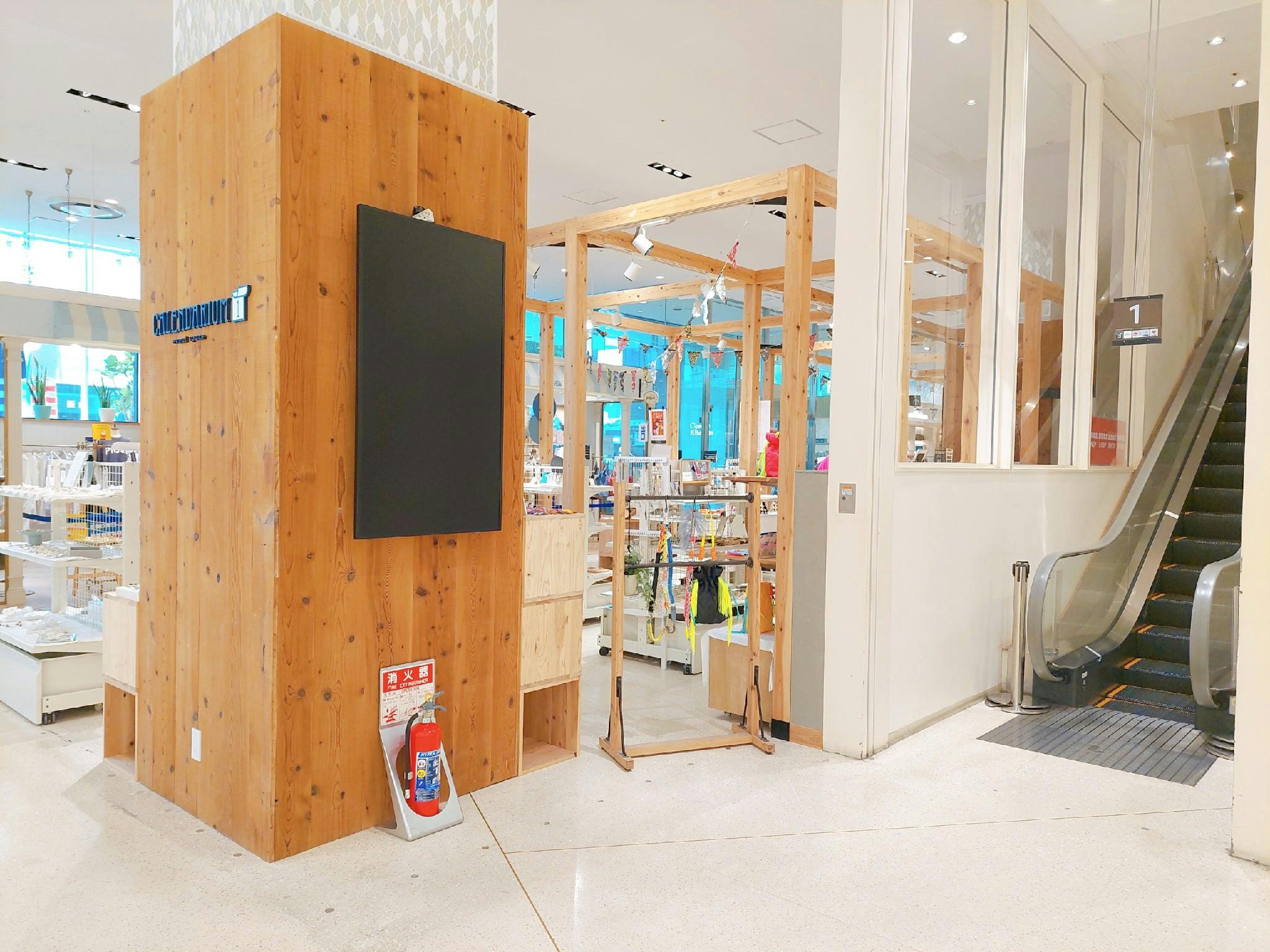 【神戸マルイ】1階カレンダリウムD07【物販・PR】エスカレーター横の好立地。専用什器やデジタルサイネージを完備。物販、体験ワークショップ、プロモーションなどに最適なスペースです。※最低利用日数7日間