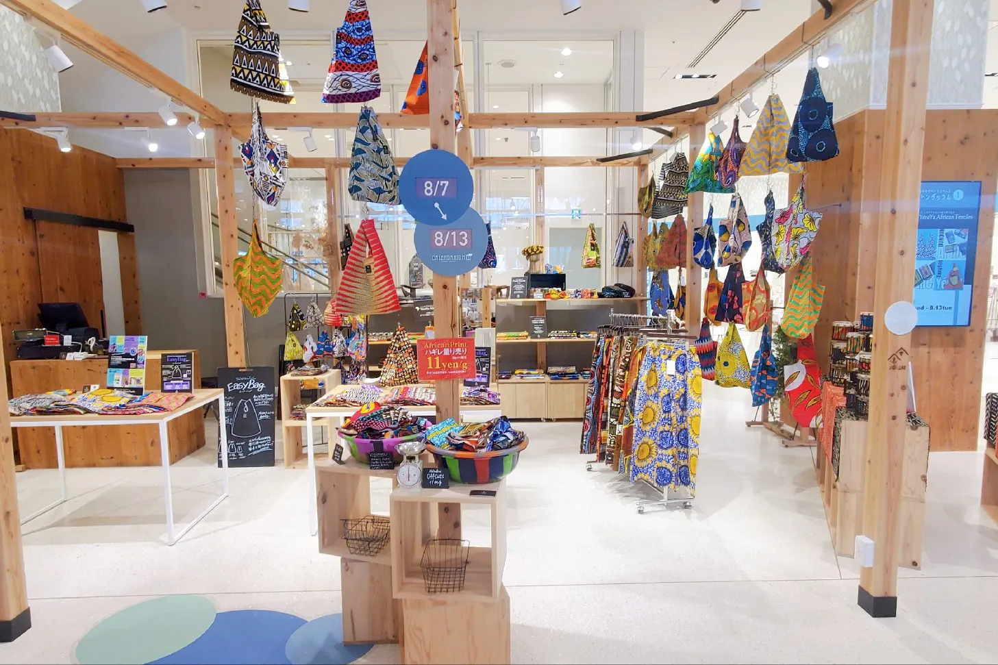 【神戸マルイ】1階カレンダリウムD07【物販・PR】エスカレーター横の好立地。専用什器やデジタルサイネージを完備。物販、体験ワークショップ、プロモーションなどに最適なスペースです。※最低利用日数7日間