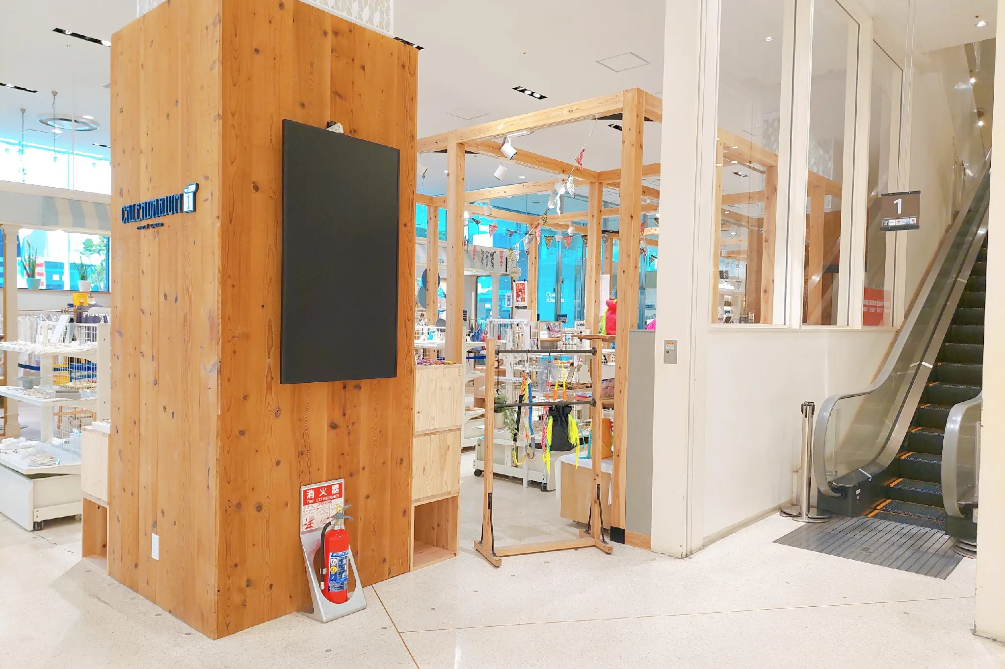 【神戸マルイ】1階カレンダリウムD07【物販・PR】エスカレーター横の好立地。専用什器やデジタルサイネージを完備。物販、体験ワークショップ、プロモーションなどに最適なスペースです。※最低利用日数7日間