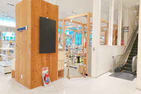 【神戸マルイ】1階カレンダリウムD07【物販・PR】エスカレーター横の好立地。専用什器やデジタルサイネージを完備。物販、体験ワークショップ、プロモーションなどに最適なスペースです。※最低利用日数7日間