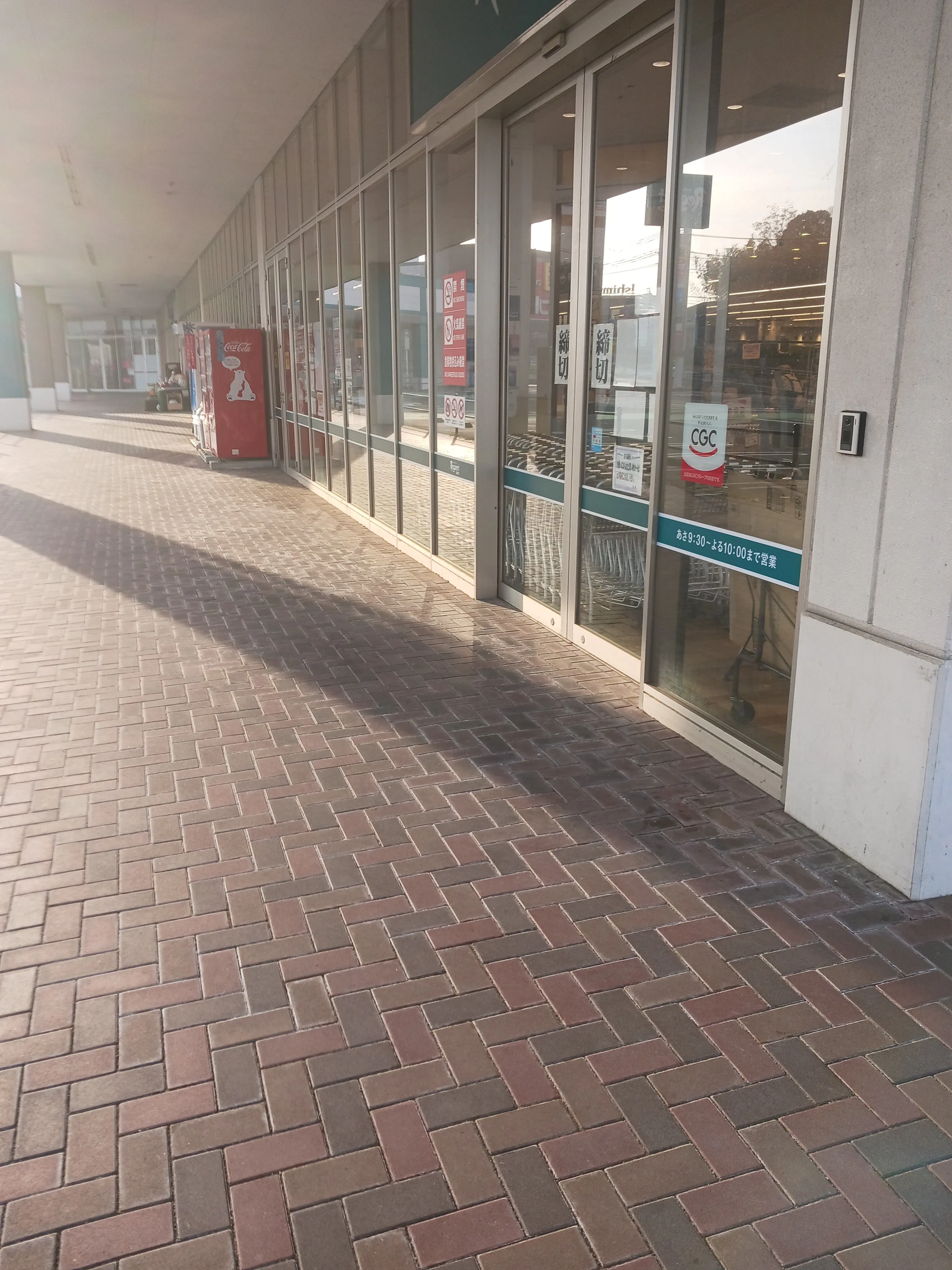 【レガネット東郷】パン屋側(宝くじ側)入口前 販促プロモーションや物販に最適なスーパー屋外催事イベントスペース