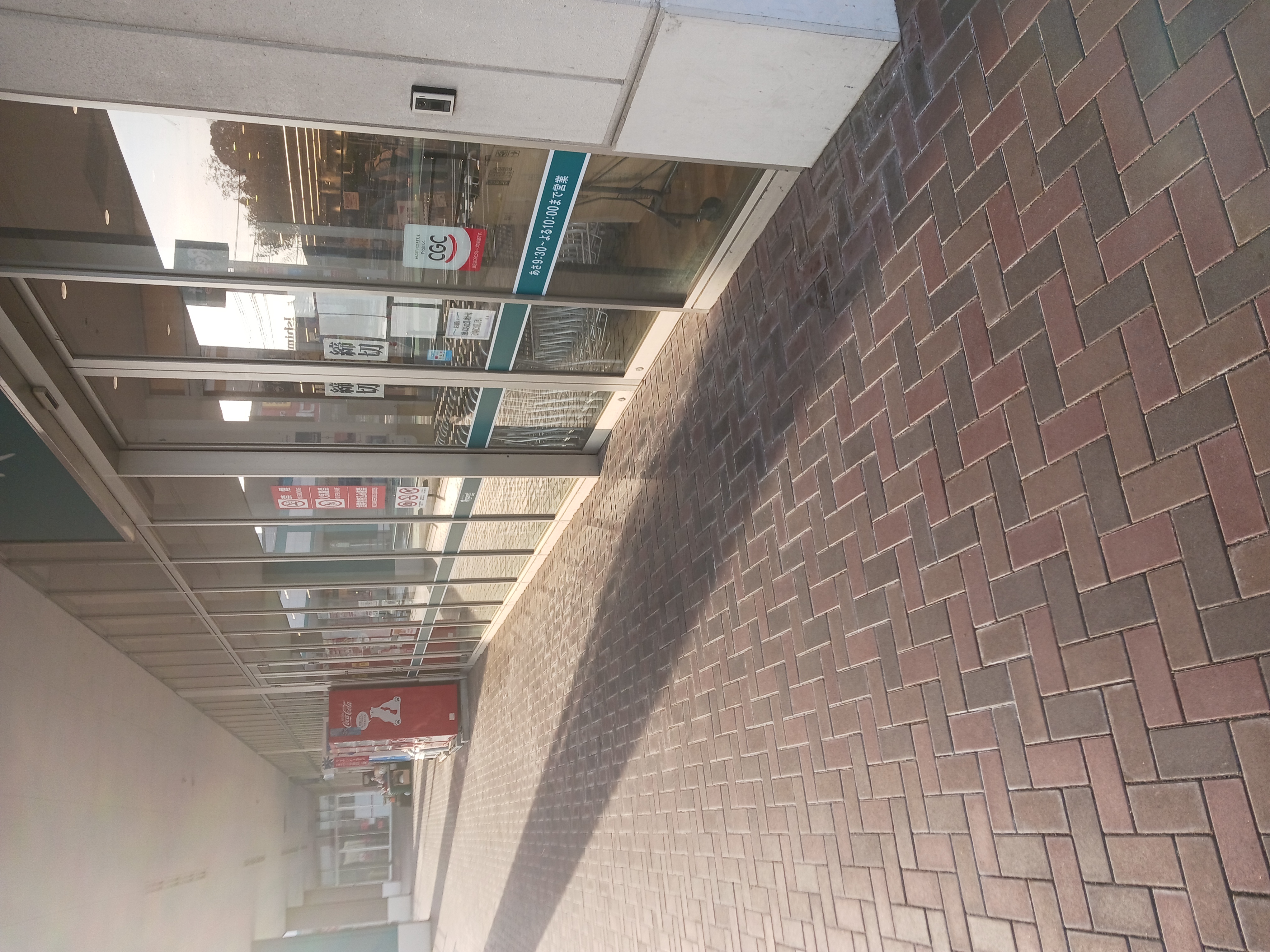【レガネット東郷】パン屋側（宝くじ側）入口前 販促プロモーションや物販に最適なスーパー屋外催事イベントスペース