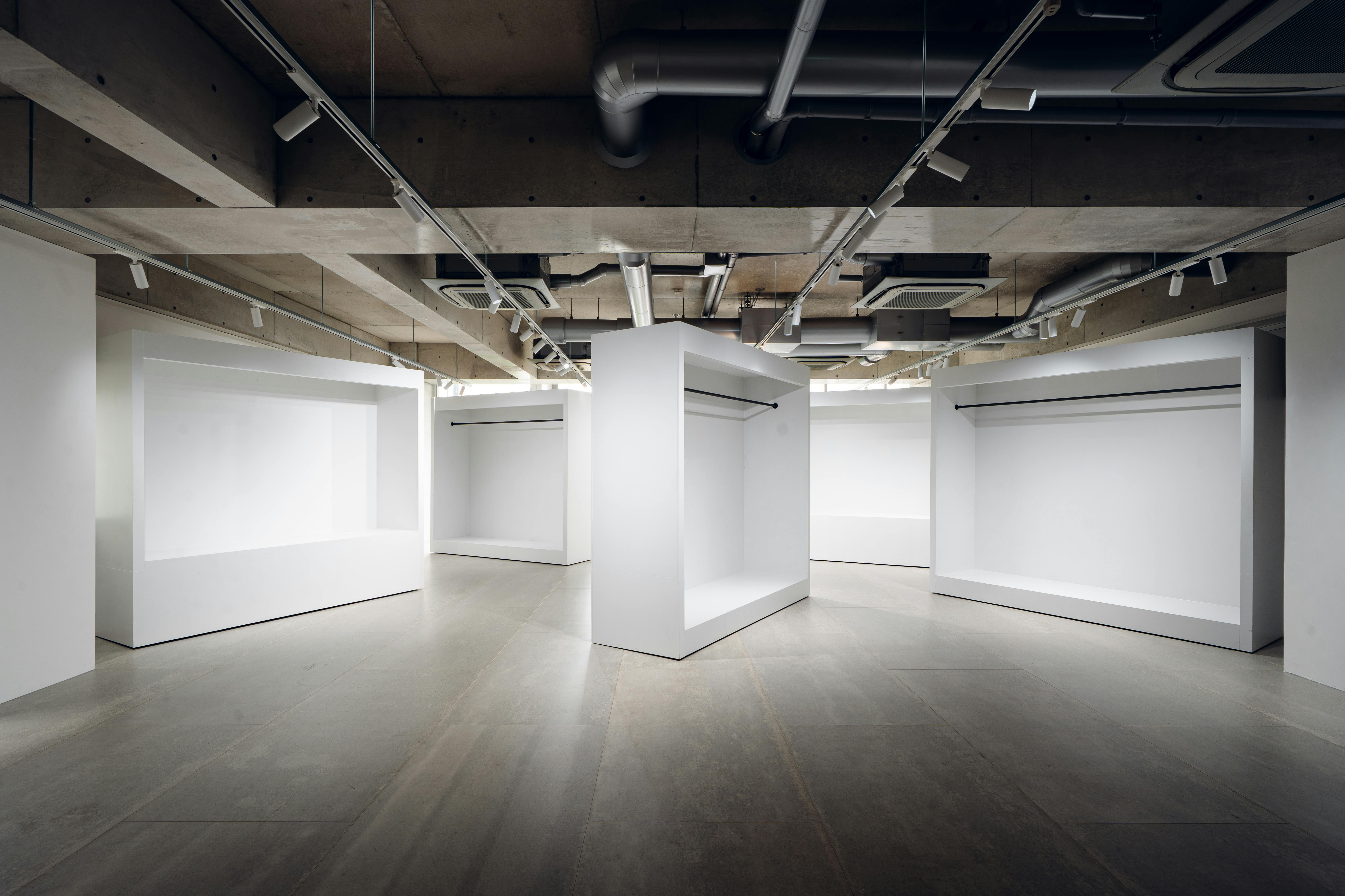 【外苑前駅5分】ポップアップや展示会に適した白を基調とした外苑西通り沿いのスペースの画像