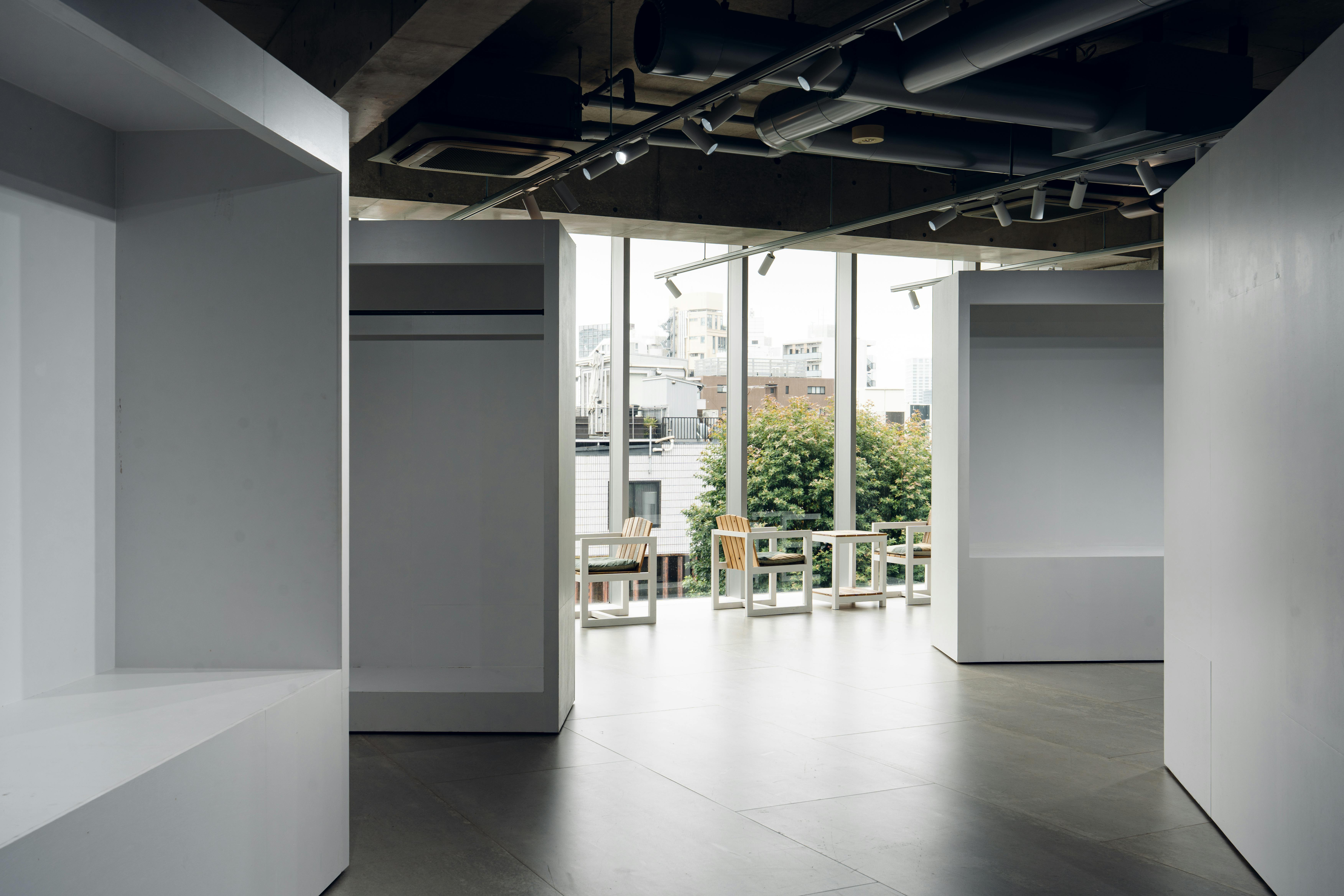 【外苑前駅5分】ポップアップや展示会に適した白を基調とした外苑西通り沿いのスペース