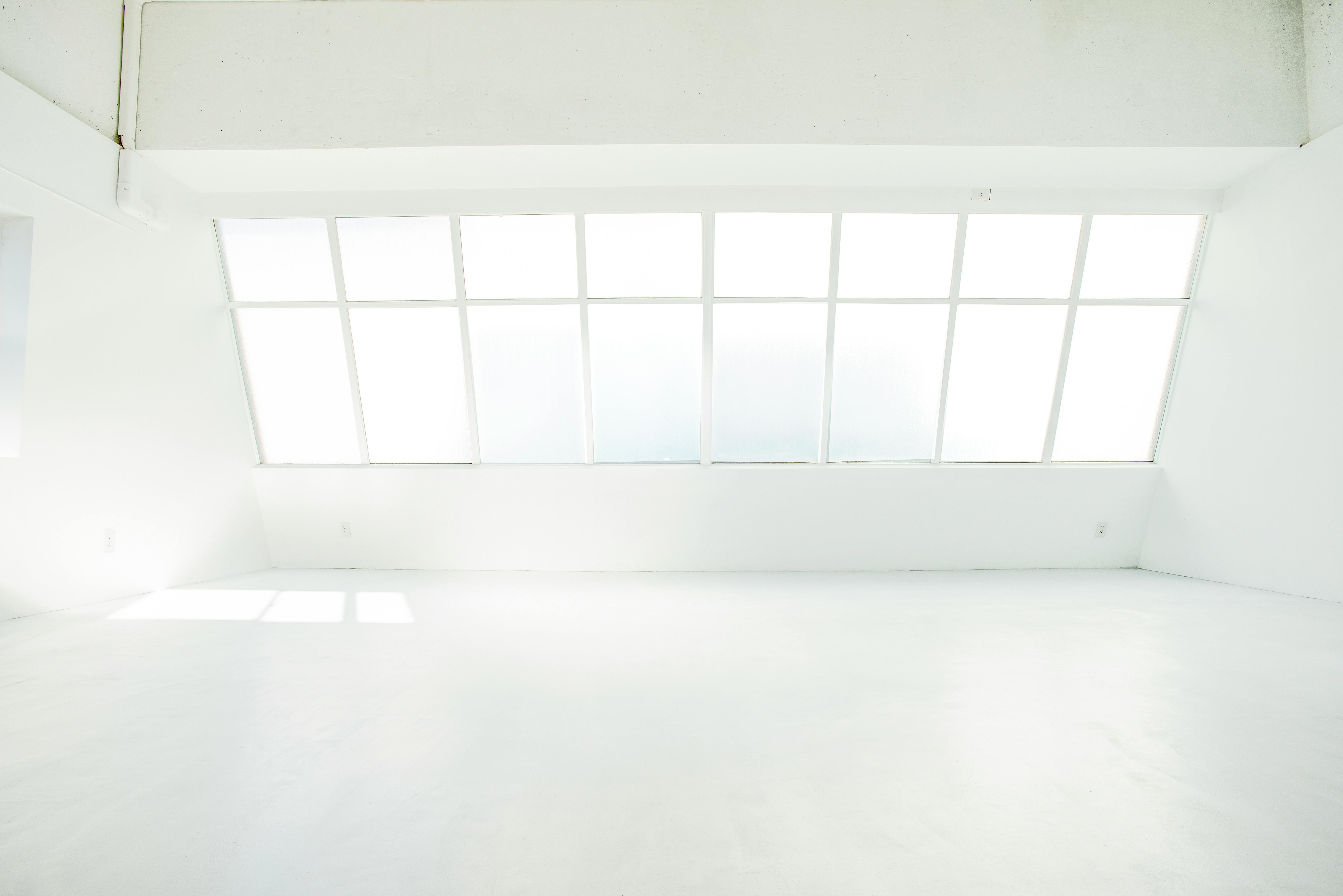 【表参道駅2分】展示会やポップアップに最適な自然光差し込む白とライトグレーの上質な空間