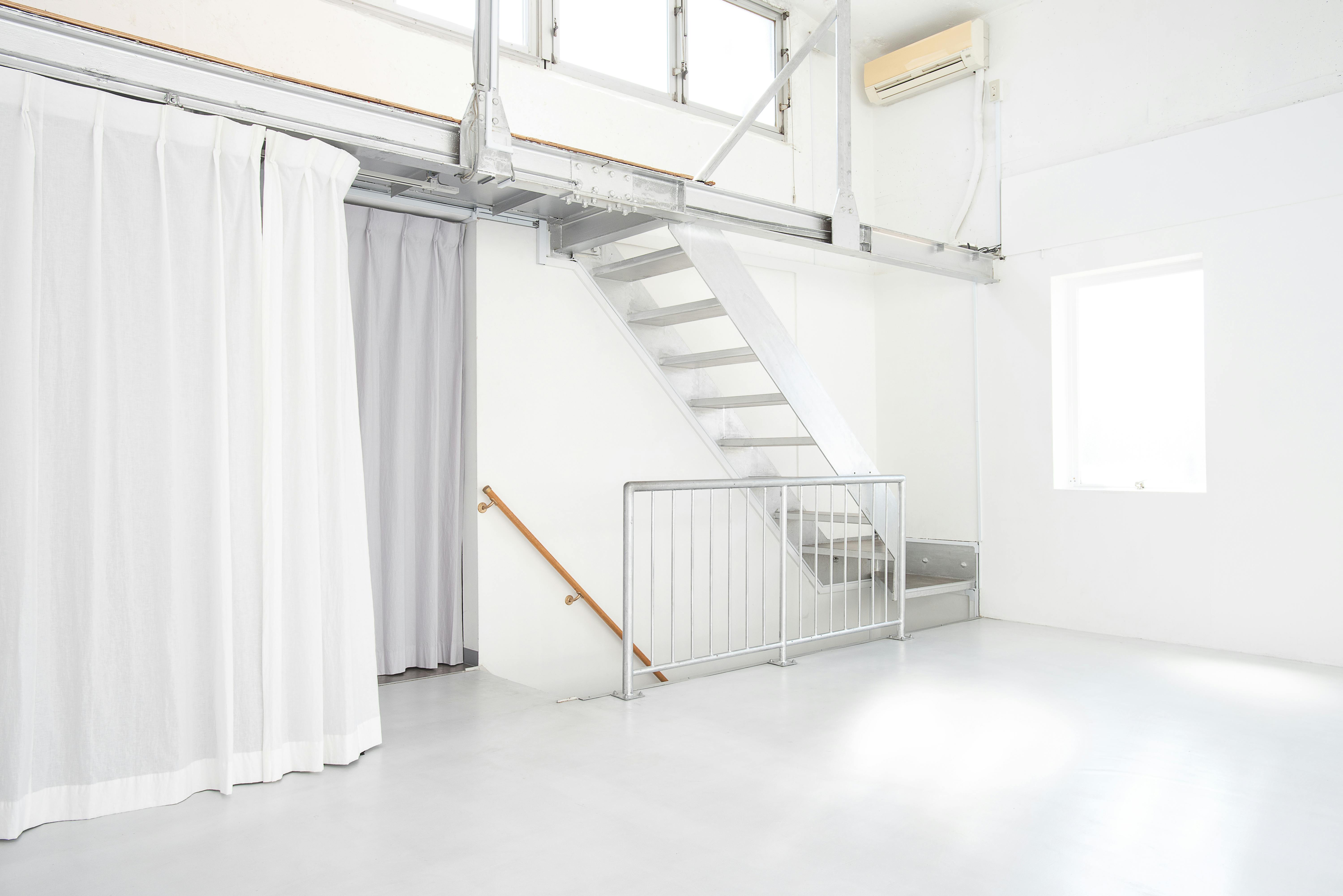 【表参道駅2分】展示会やポップアップに最適な自然光差し込む白とライトグレーの上質な空間