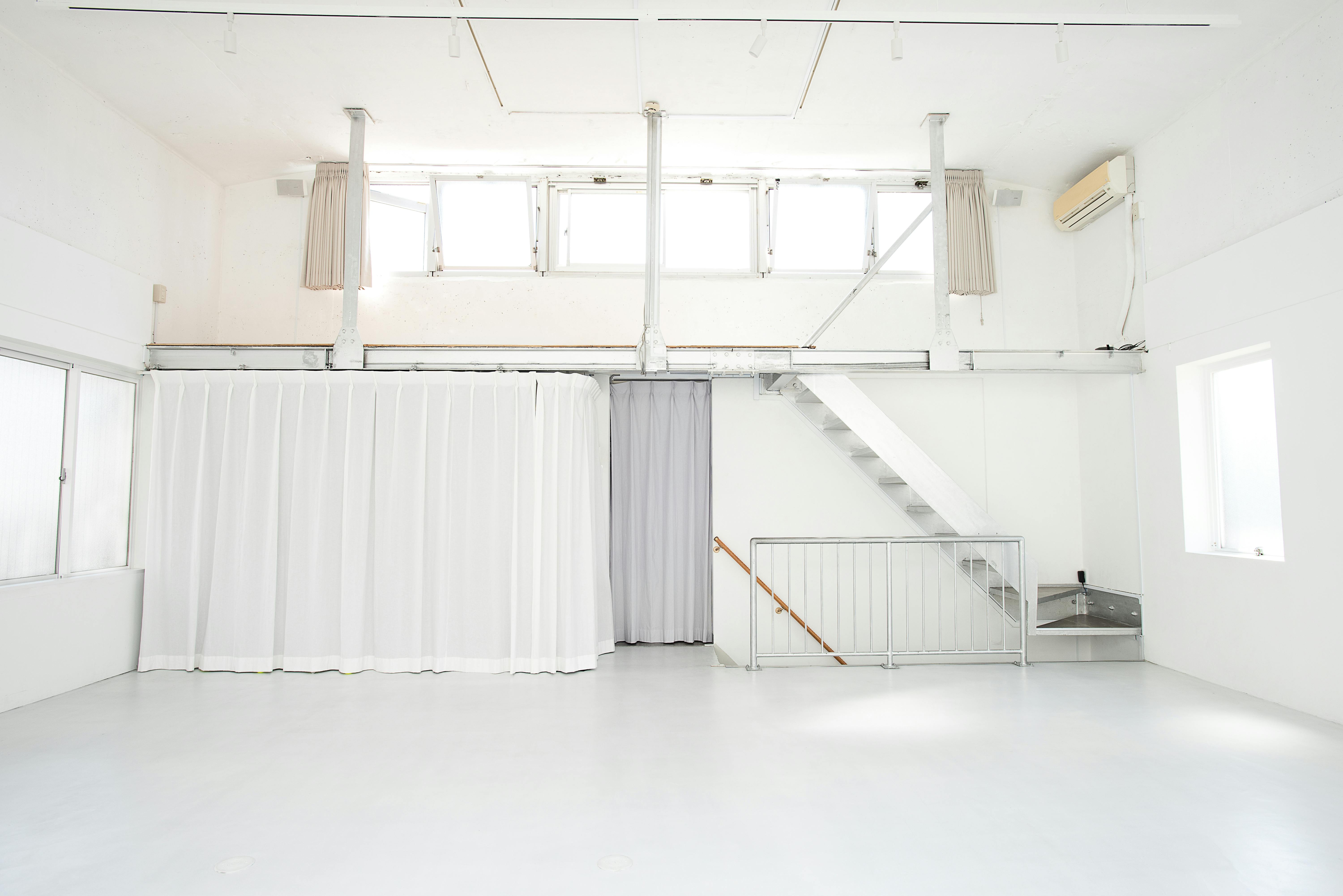 【表参道駅2分】展示会やポップアップに最適な自然光差し込む白とライトグレーの上質な空間