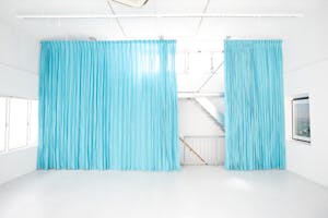 【表参道駅2分】展示会やポップアップに最適な自然光差し込む白とライトグレーの上質な空間