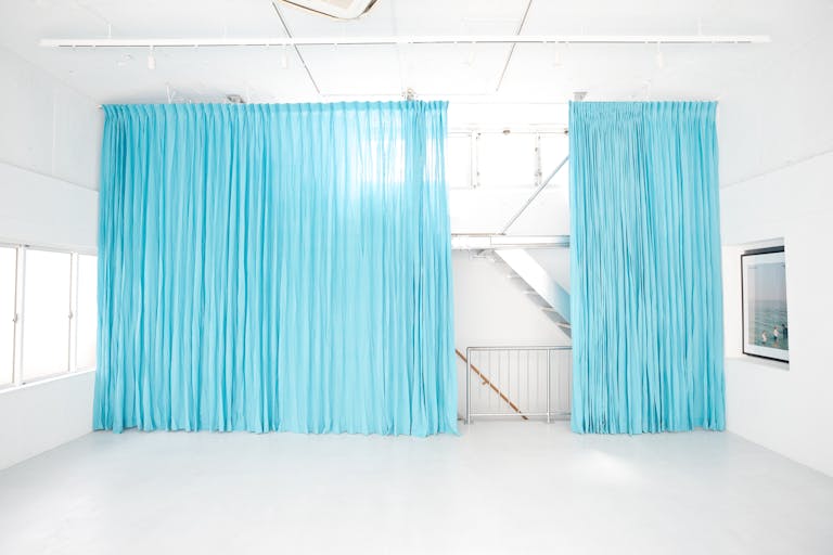 【表参道駅2分】展示会やポップアップに最適な自然光差し込む白とライトグレーの上質な空間の画像15