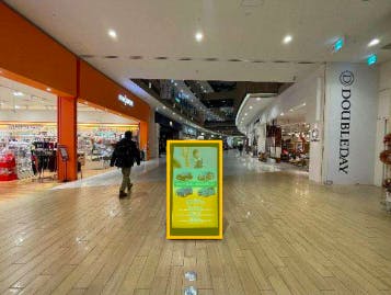 【イオンモール京都桂川】モール内広告 デジタルサイネージ（MSV）（55inc 両面）の画像