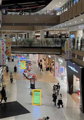 【イオンモール京都桂川】モール内広告 デジタルサイネージ（MSV）（55inc 両面）