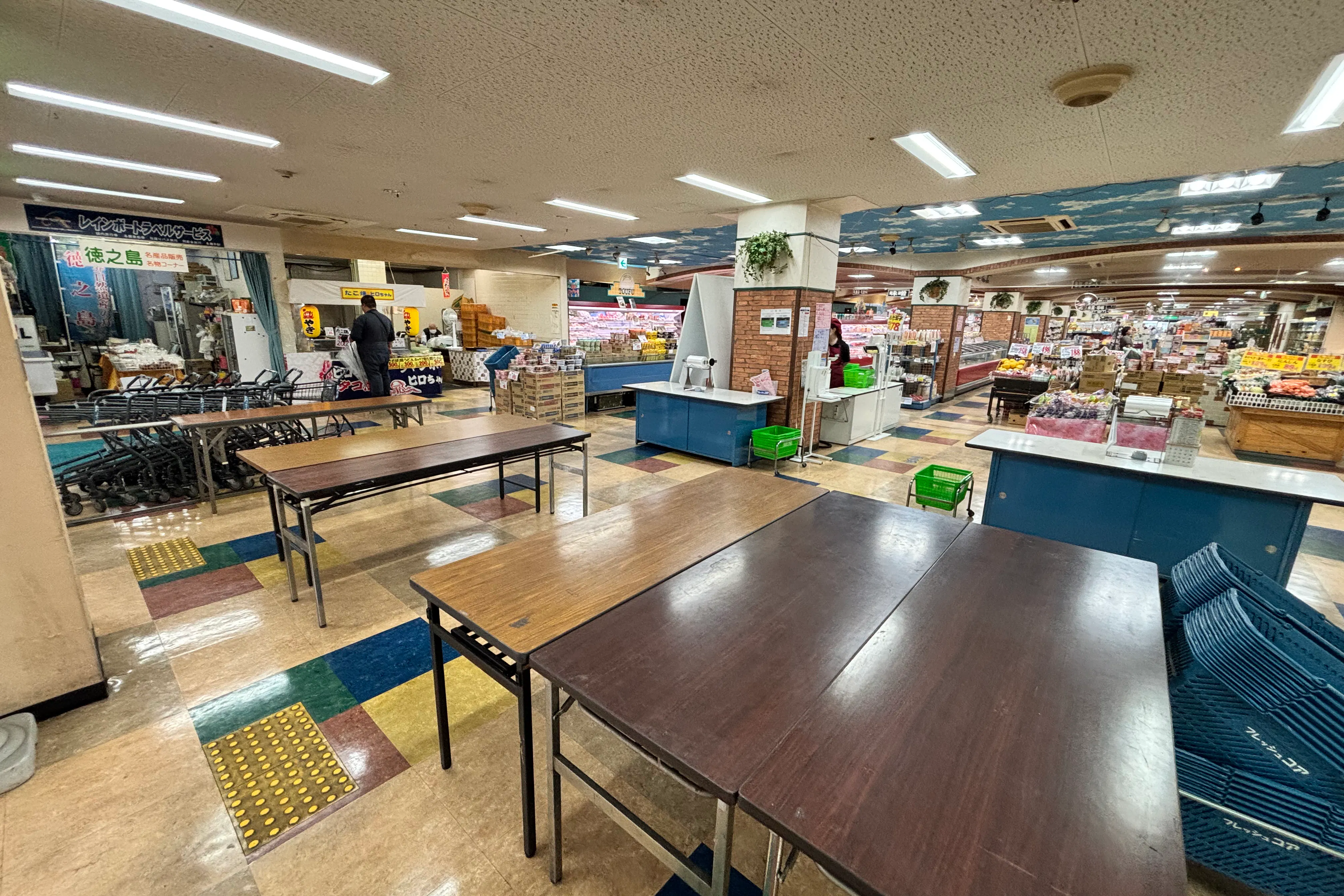 【兵庫県|フレッシュコア】販促プロモーションや物販イベントに適した地元の方に愛されるスーパーの商店街側の空き区画スペース3