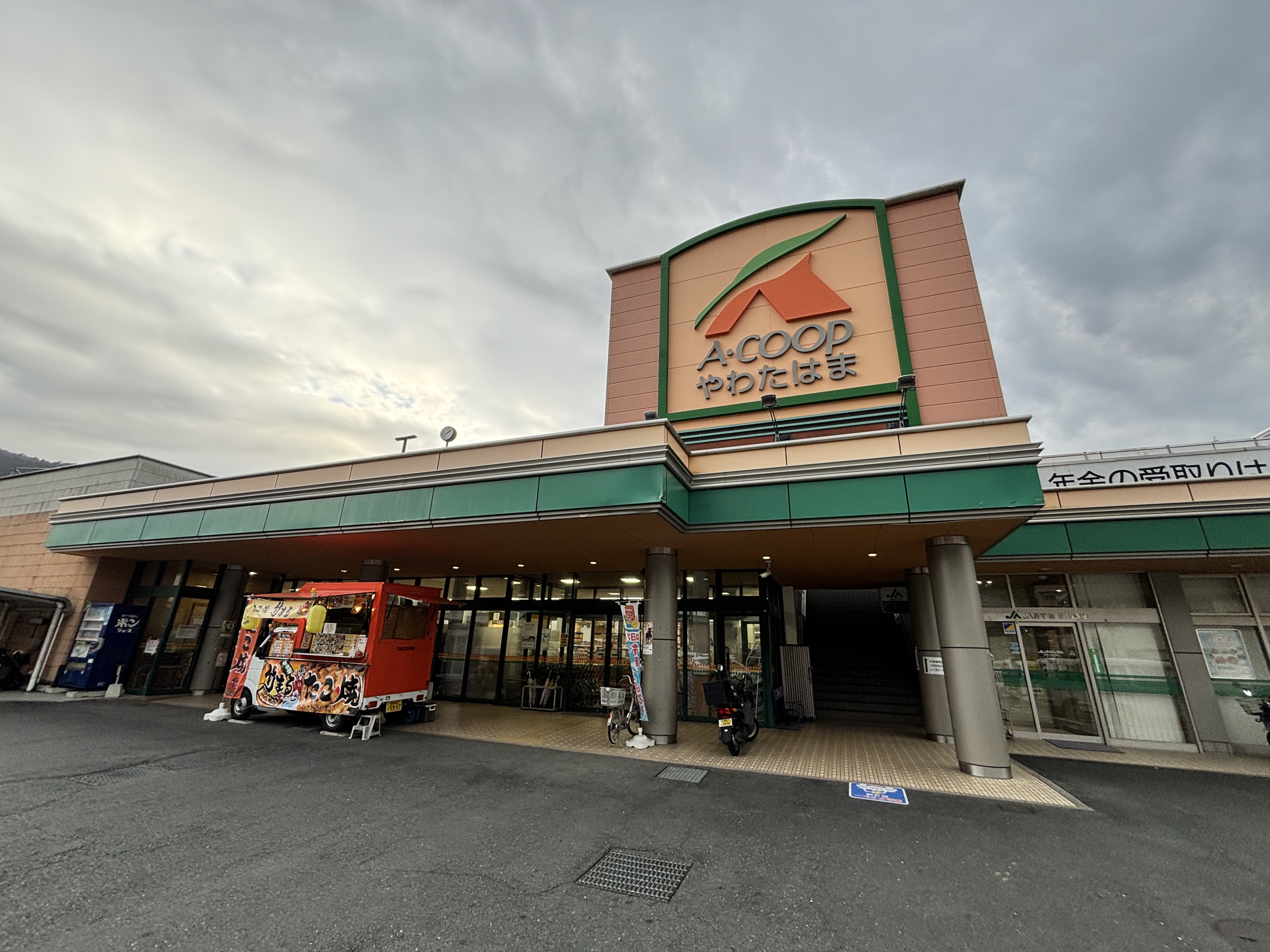 【Aコープやわたはま店】食物販や販促イベントに最適な入口付近の屋外スペース