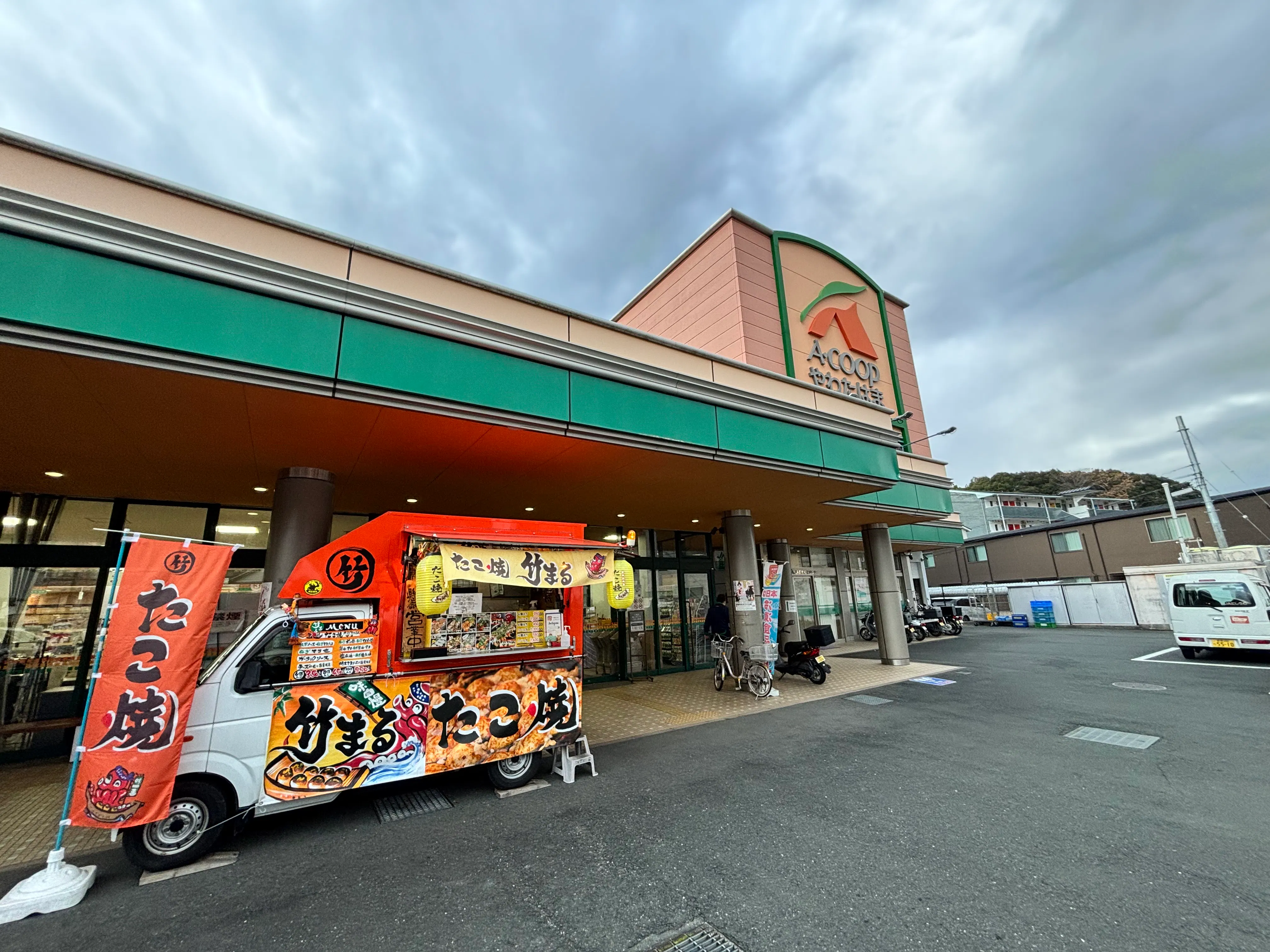 【Aコープやわたはま店】食物販や販促イベントに最適な入口付近の屋外スペース