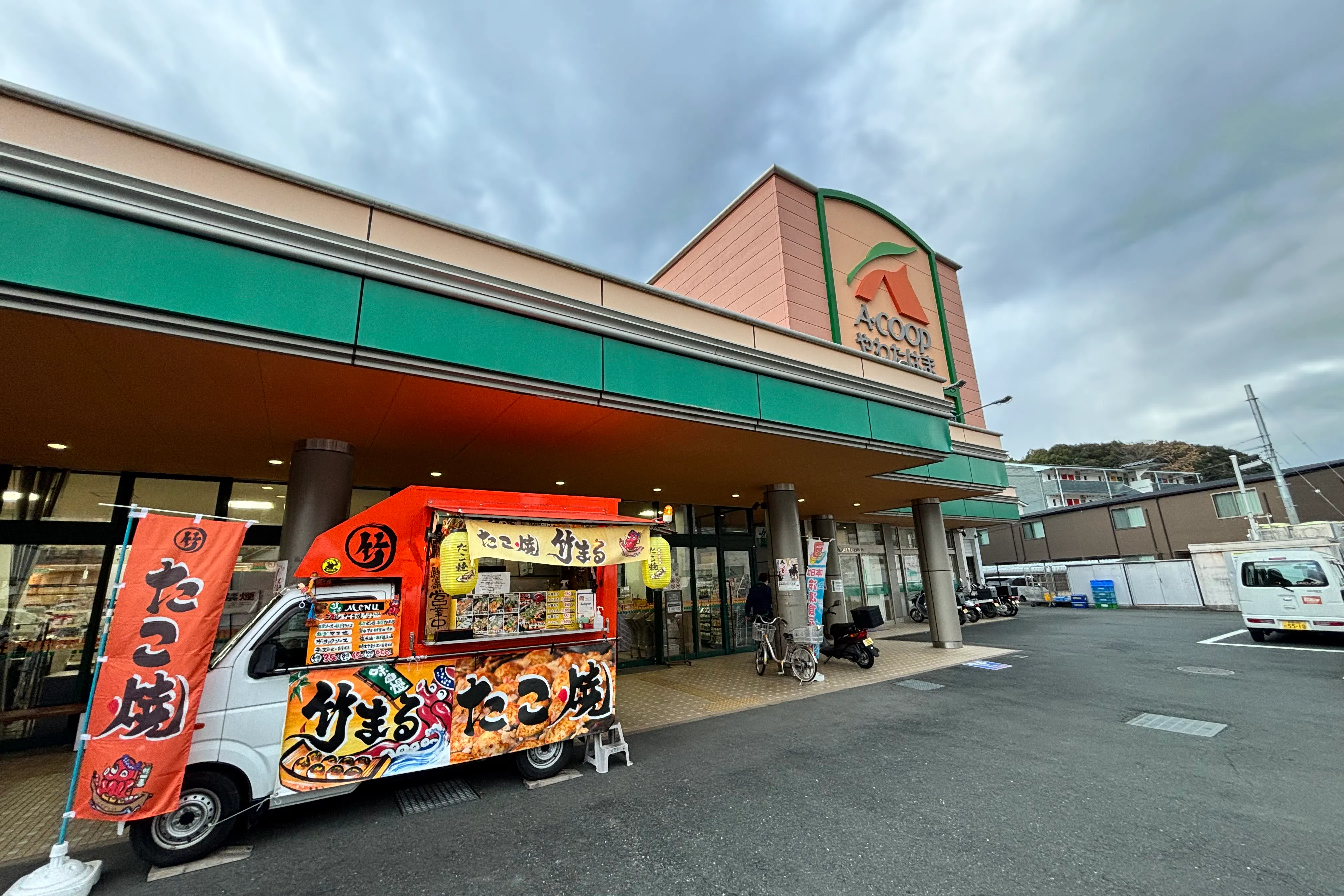 【Aコープやわたはま店】食物販や販促イベントに最適な入口付近の屋外スペース