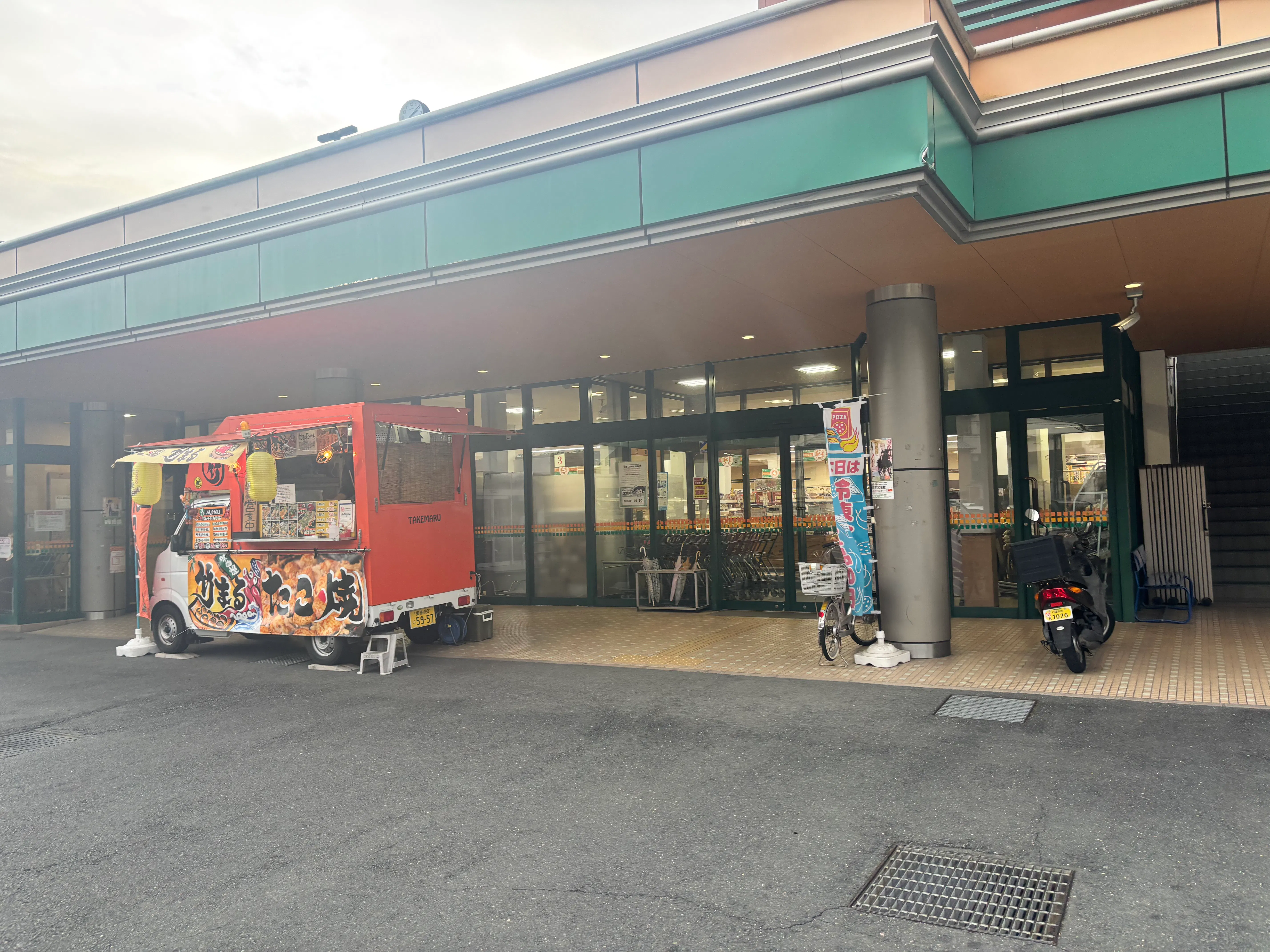 【Aコープやわたはま店】食物販や販促イベントに最適な入口付近の屋外スペース