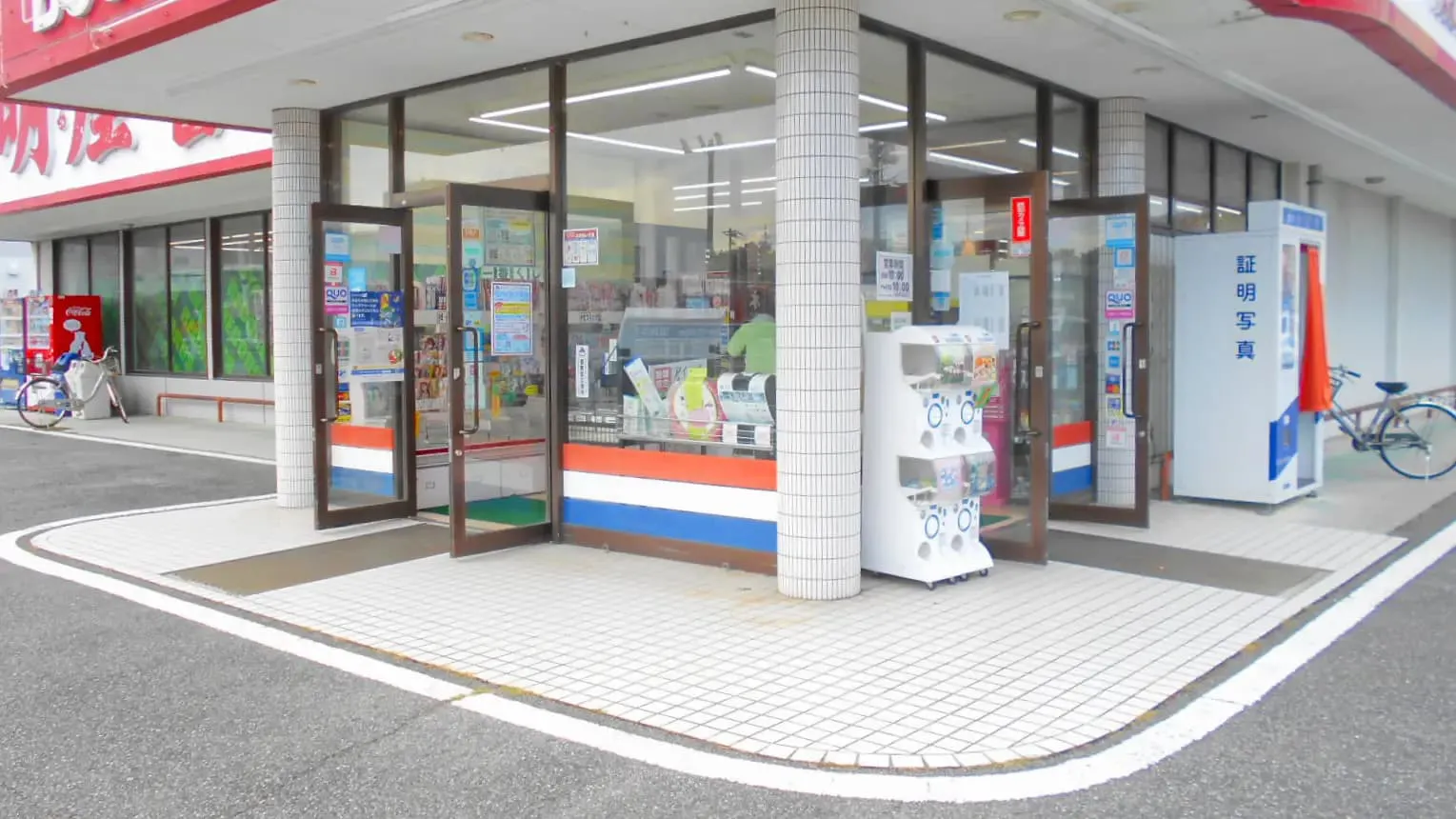 【明屋書店光店】光駅から7分・交通量が多い国道188号沿いの好立地!キッチンカー出店やプロモーションに最適な路面書店の軒下催事スペース