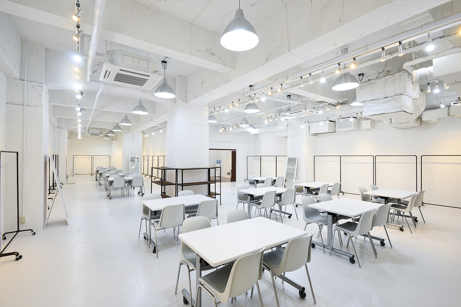 白を基調としたスタイリッシュな空間です。（その4）