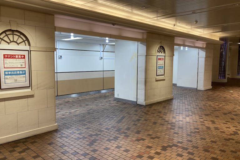 ãæ°ç¥æžé§
ãé£ç©è²©ããããã¢ããã¹ãã¢ã«æé©ãªäººæµã®å€ãæ°ç¥æžé§
æ§å
ã®ã€ãã³ãã¹ããŒã¹ïŒå°äžéåŽïŒã®ç»å1