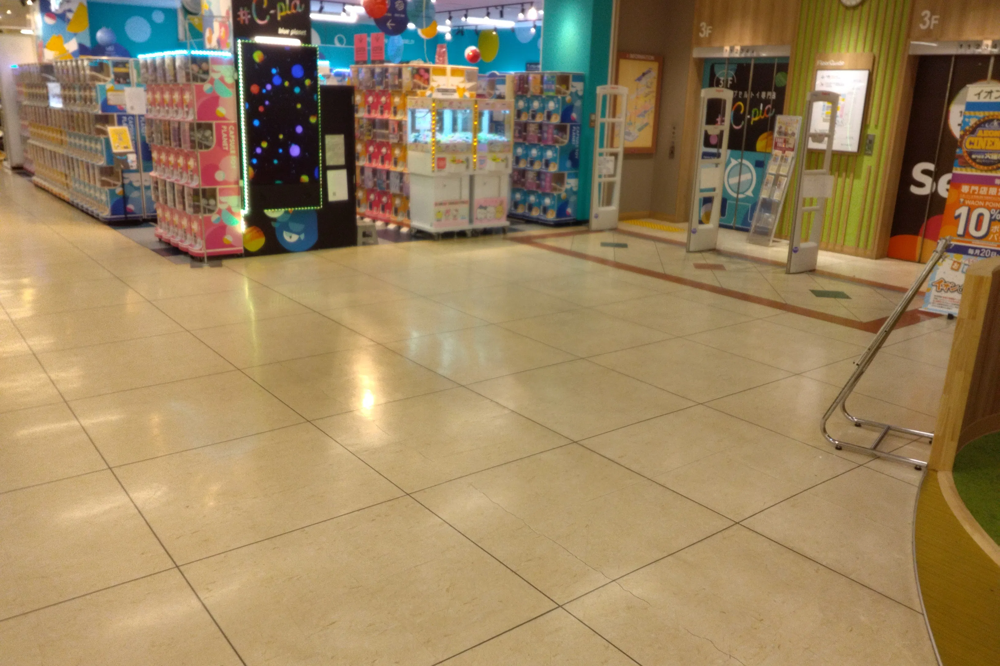 【イオン北見店】3Fエレベーター前(もくいくひろば側)