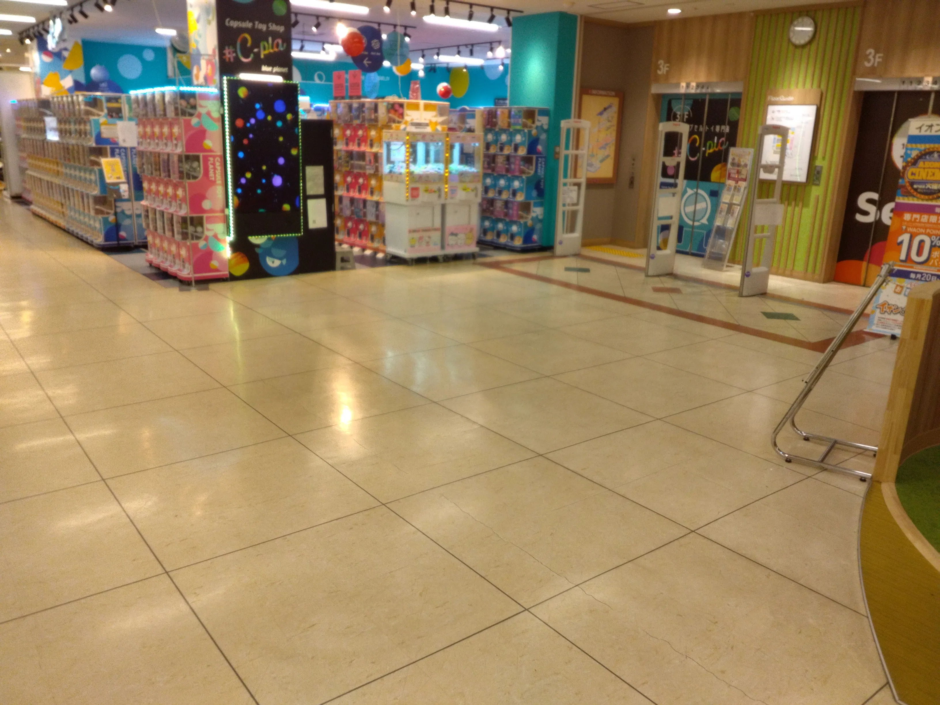 【イオン北見店】3Fエレベーター前(もくいくひろば側)