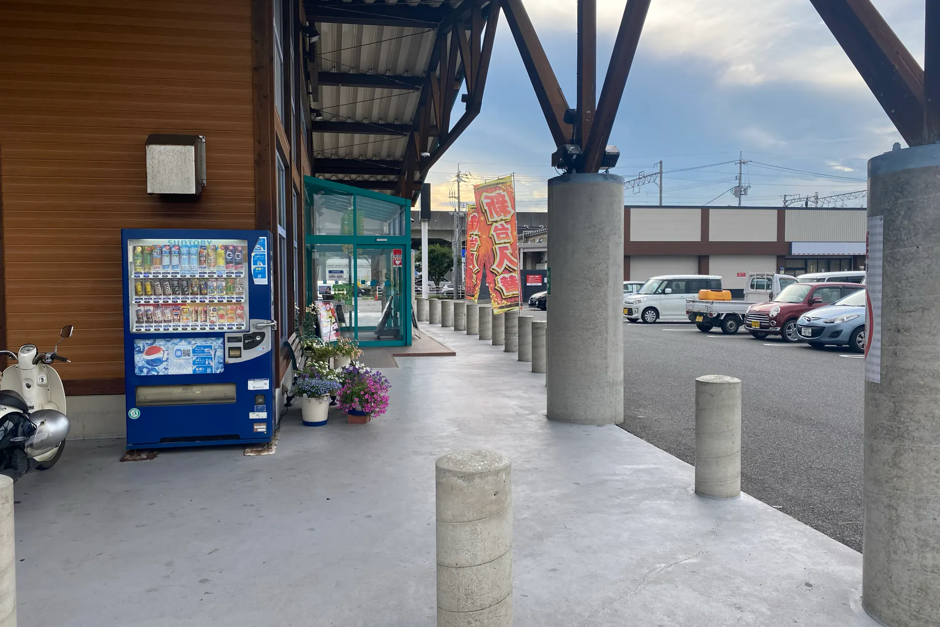 【ダイナム児島店ゆったり館】キッチンカーや各種プロモーションに最適なアミューズメント施設のイベントスペース(出入口前)