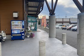 【ダイナム児島店ゆったり館】キッチンカーや各種プロモーションに最適なアミューズメント施設のイベントスペース(出入口前)