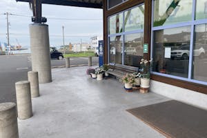 【ダイナム児島店ゆったり館】キッチンカーや各種プロモーションに最適なアミューズメント施設のイベントスペース(出入口前)