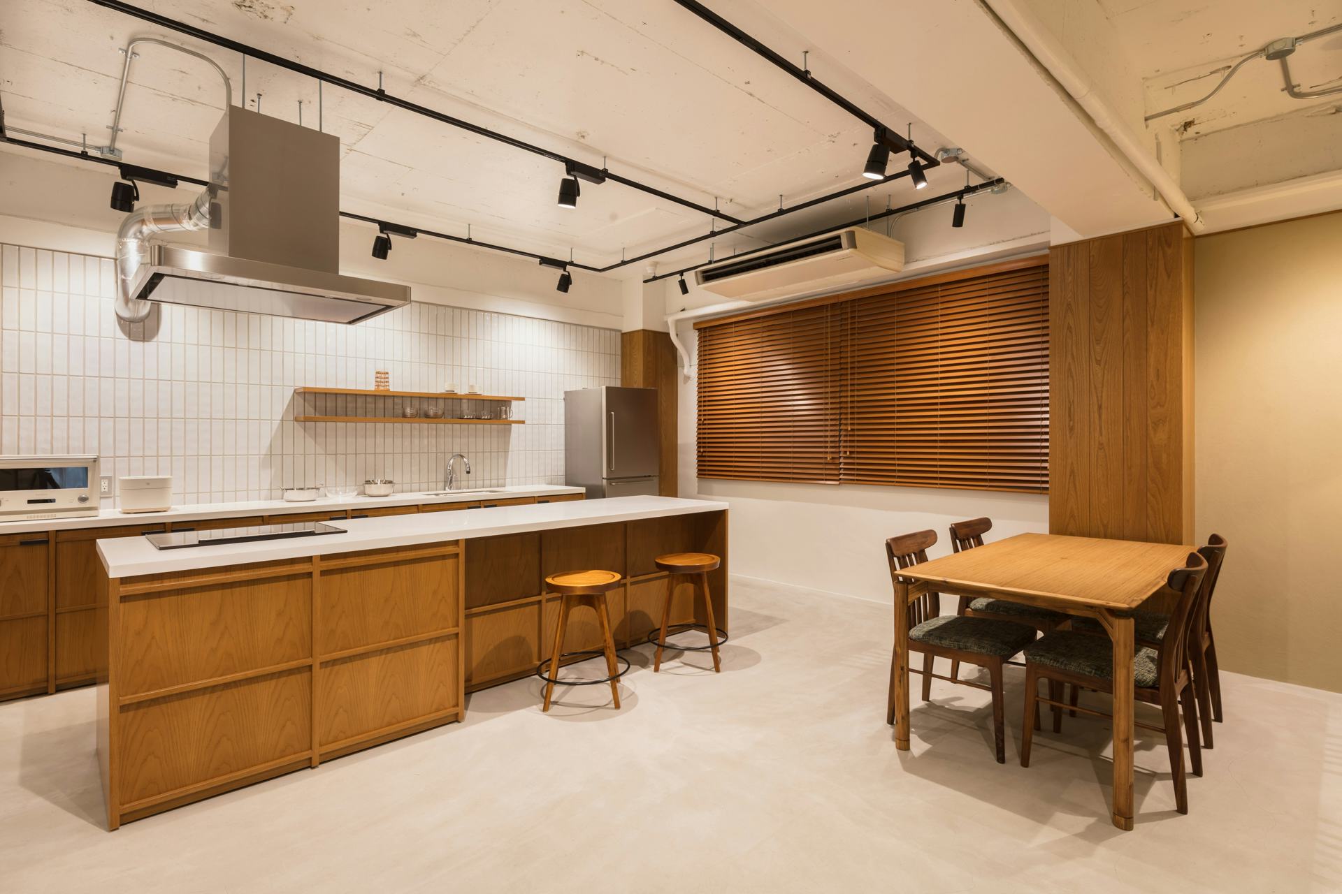 【東日本橋駅3分】クッキングスクール運営やワークショップ、オフサイトミーティング等に最適なシンプルな内装のキッチンスタジオ