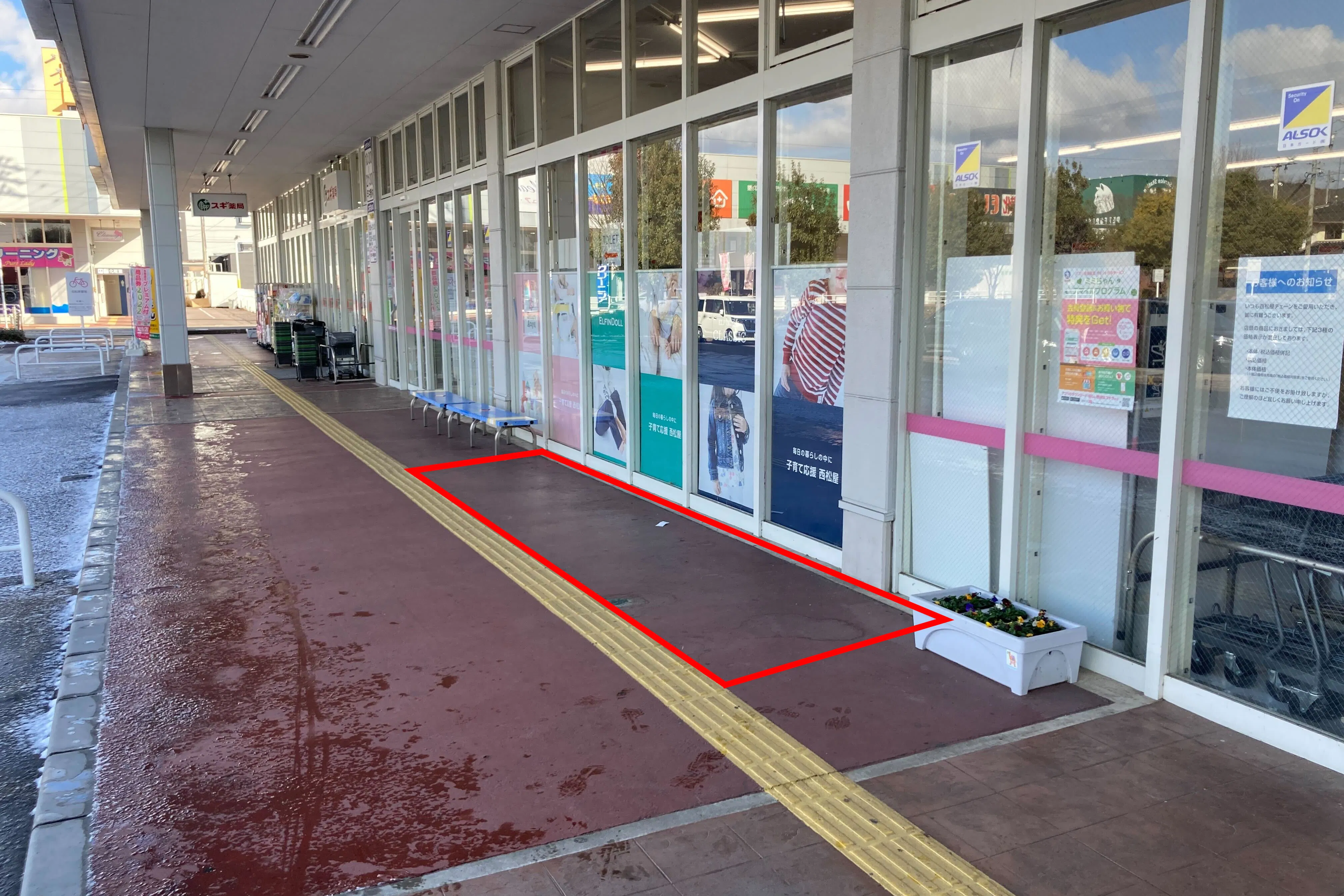 【イオンタウン各務原】プロモーションイベントや各種物販に最適なファミリー向けテナント前にある視認性の高い軒下イベントスペース