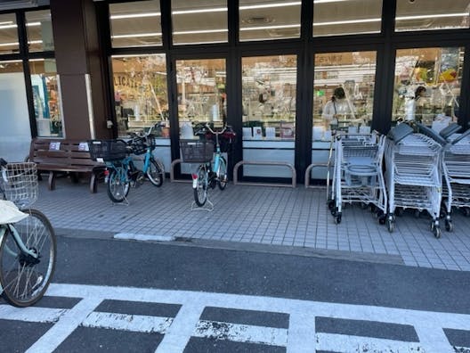 【いなげや武蔵野桜堤店】各種プロモーションイベントに最適なスーパーマーケットの店頭軒下スペース