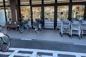 【いなげや武蔵野桜堤店】各種プロモーションイベントに最適なスーパーマーケットの店頭軒下スペース