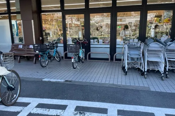 【いなげや武蔵野桜堤店】各種プロモーションイベントに最適なスーパーマーケットの店頭軒下スペース