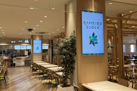 【KAMEIDO CLOCK】4Fフードコート 55インチデジタルサイネージ 5面セット
