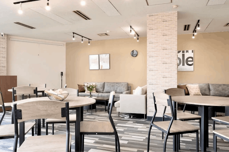 【なんば駅30秒】ビジネスや宴会など様々な用途で利用可能なスタイリッシュな雰囲気のイベントスペースの画像1