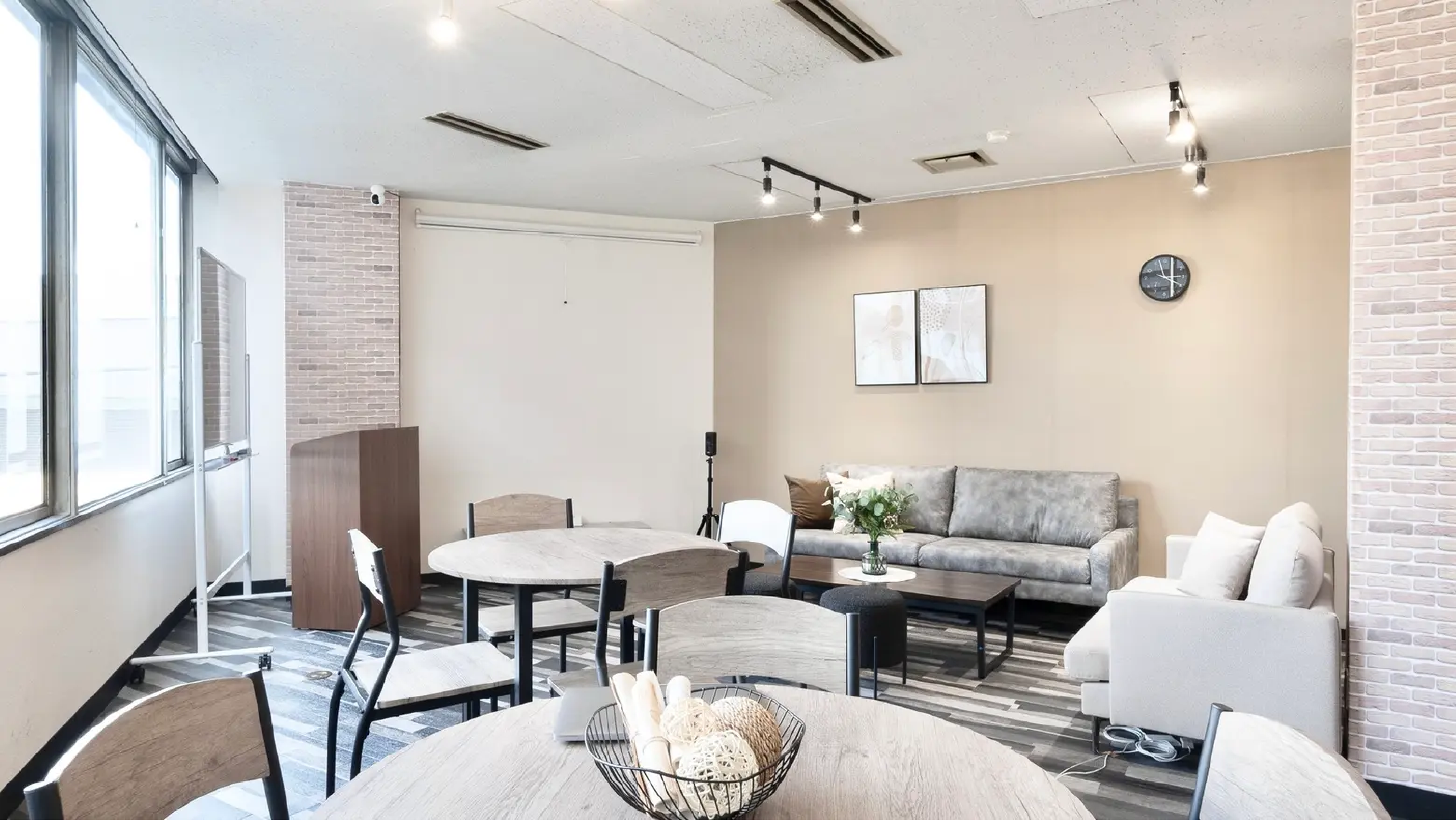 【なんば駅30秒】ビジネスや宴会など様々な用途で利用可能なスタイリッシュな雰囲気のイベントスペース