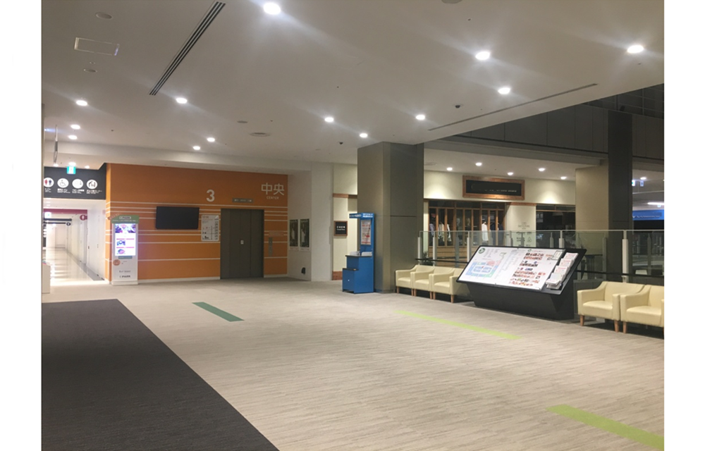 【ららぽーと立川立飛】3階 中央エスカレーター前