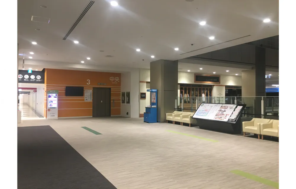 【ららぽーと立川立飛】3階 中央エスカレーター前
