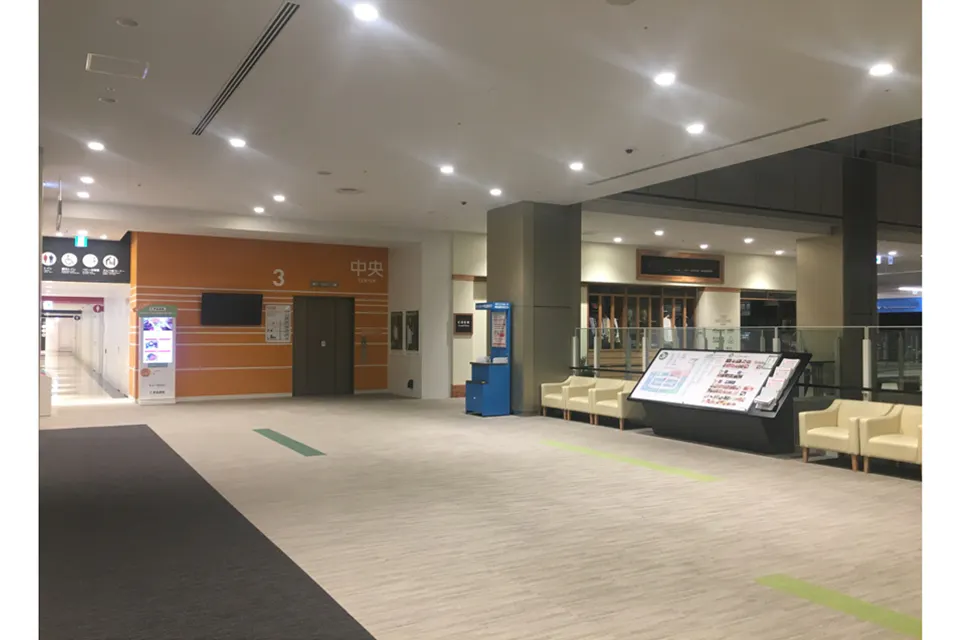 【ららぽーと立川立飛】3階 中央エスカレーター前