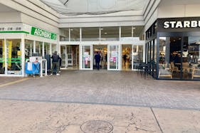 【イオン秦野】プロモーションやキッチンカーに最適な地域密着型のショッピングセンター1F正面入口近くの屋外スペース(スタバ側)