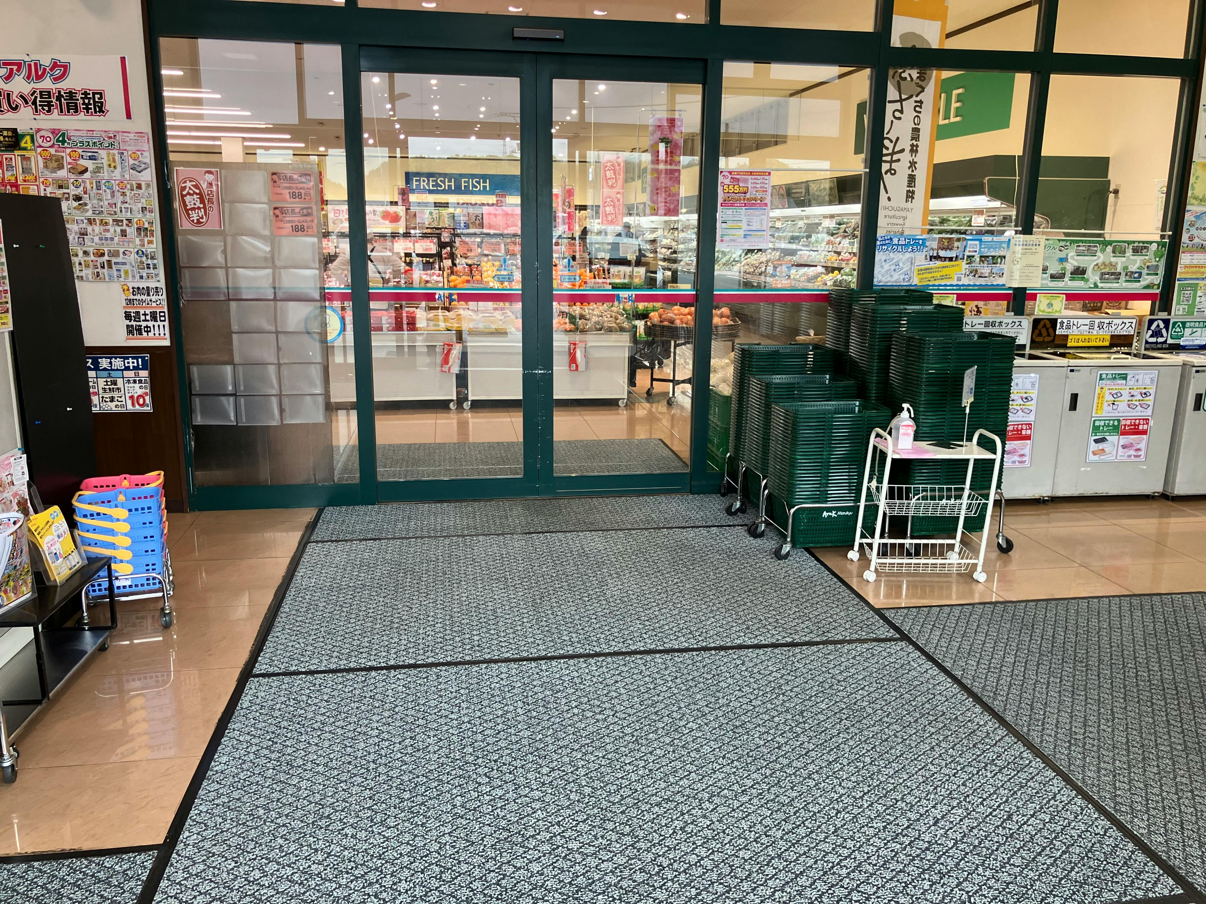 【アルク八幡西店】プロモーションイベントに最適なスーパーの風除室スペース