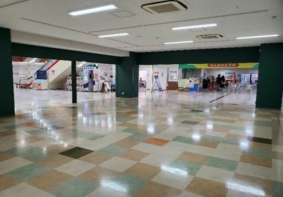 【ヨシヅヤ蟹江専門店】セールスプロモーションや物産店、ポップアップストアに適した地域密着型商業施設の1階イベントスペース