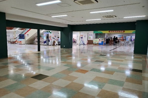 【ヨシヅヤ蟹江専門店】セールスプロモーションや物産店、ポップアップストアに適した地域密着型商業施設の1階イベントスペース