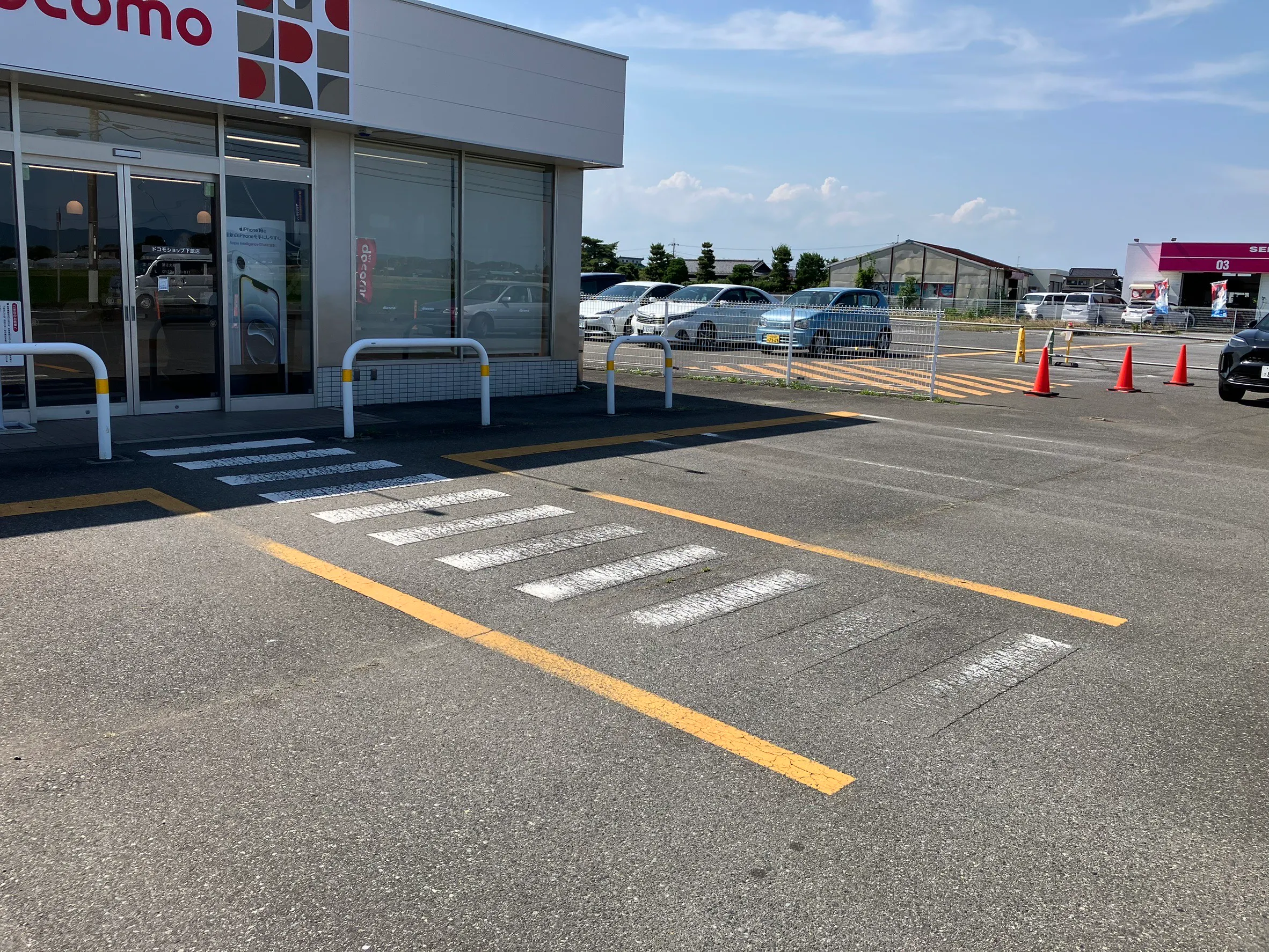 【ドコモショップ下館店】キッチンカーやワークショップに適した店舗入口横のスペース