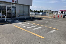 【ドコモショップ下館店】キッチンカーやワークショップに適した店舗入口横のスペース