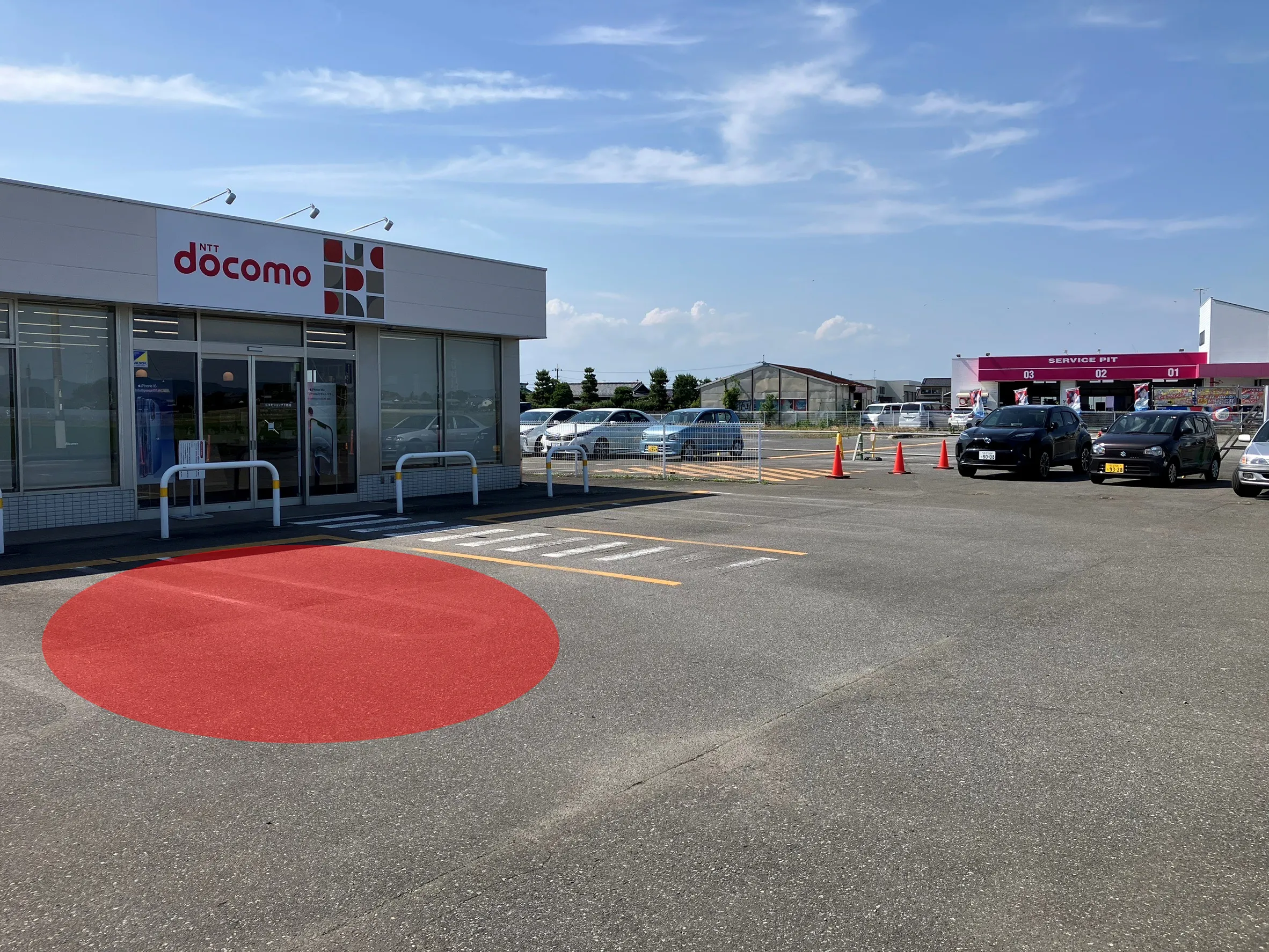 【ドコモショップ下館店】キッチンカーやワークショップに適した店舗入口横のスペース