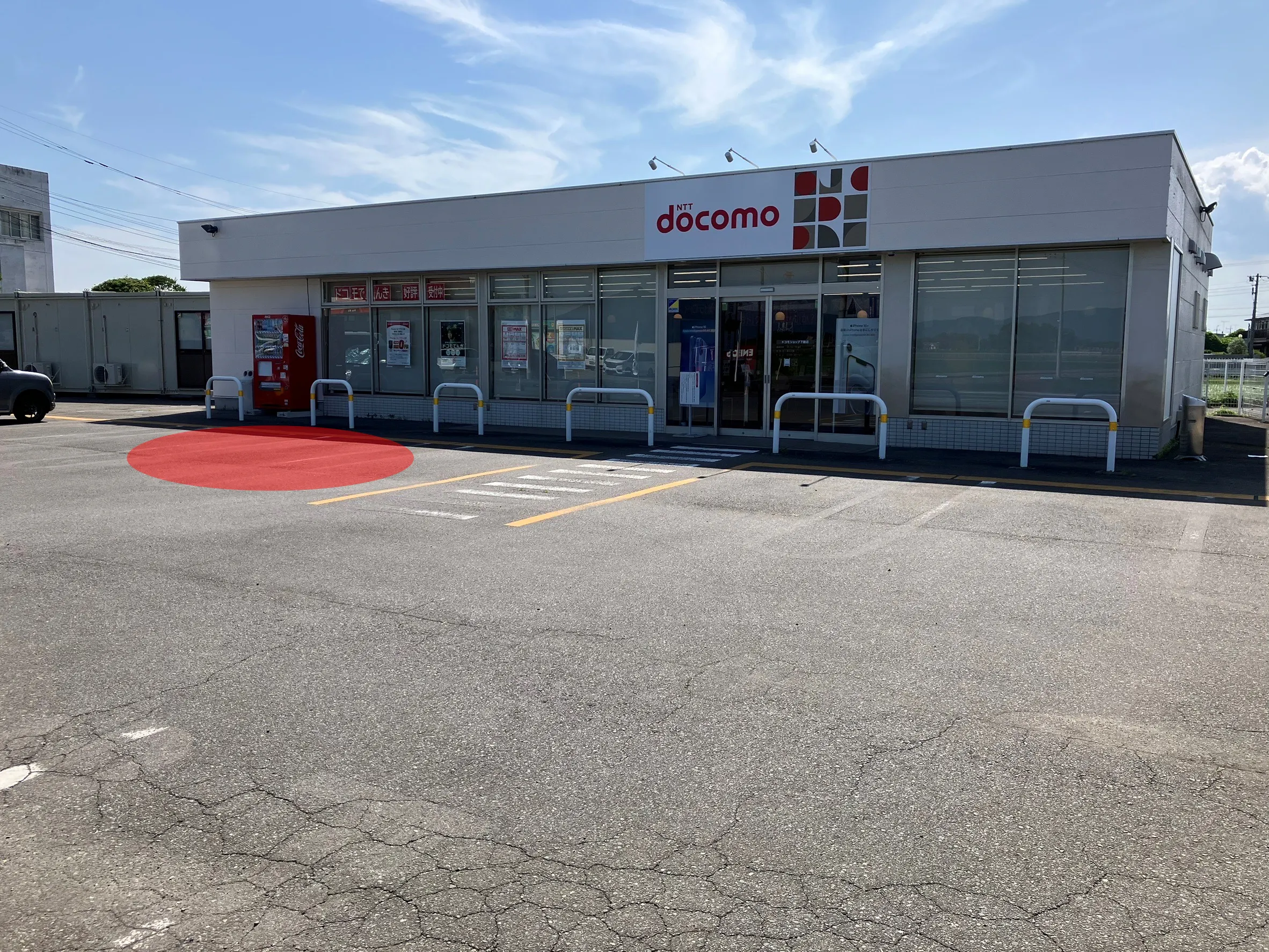 【ドコモショップ下館店】キッチンカーやワークショップに適した店舗入口横のスペース