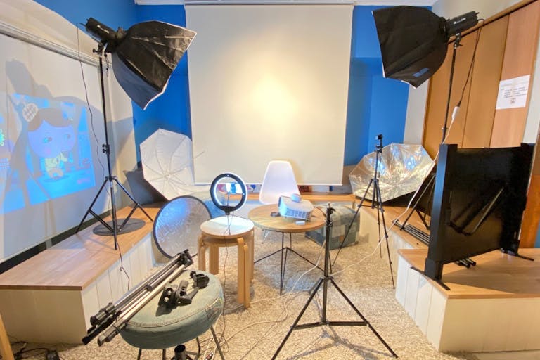 【新宿三丁目駅3分】スカイブルーの壁面が開放的な空間を演出する料理教室やテストキッチンに適したイベントスペースの画像1