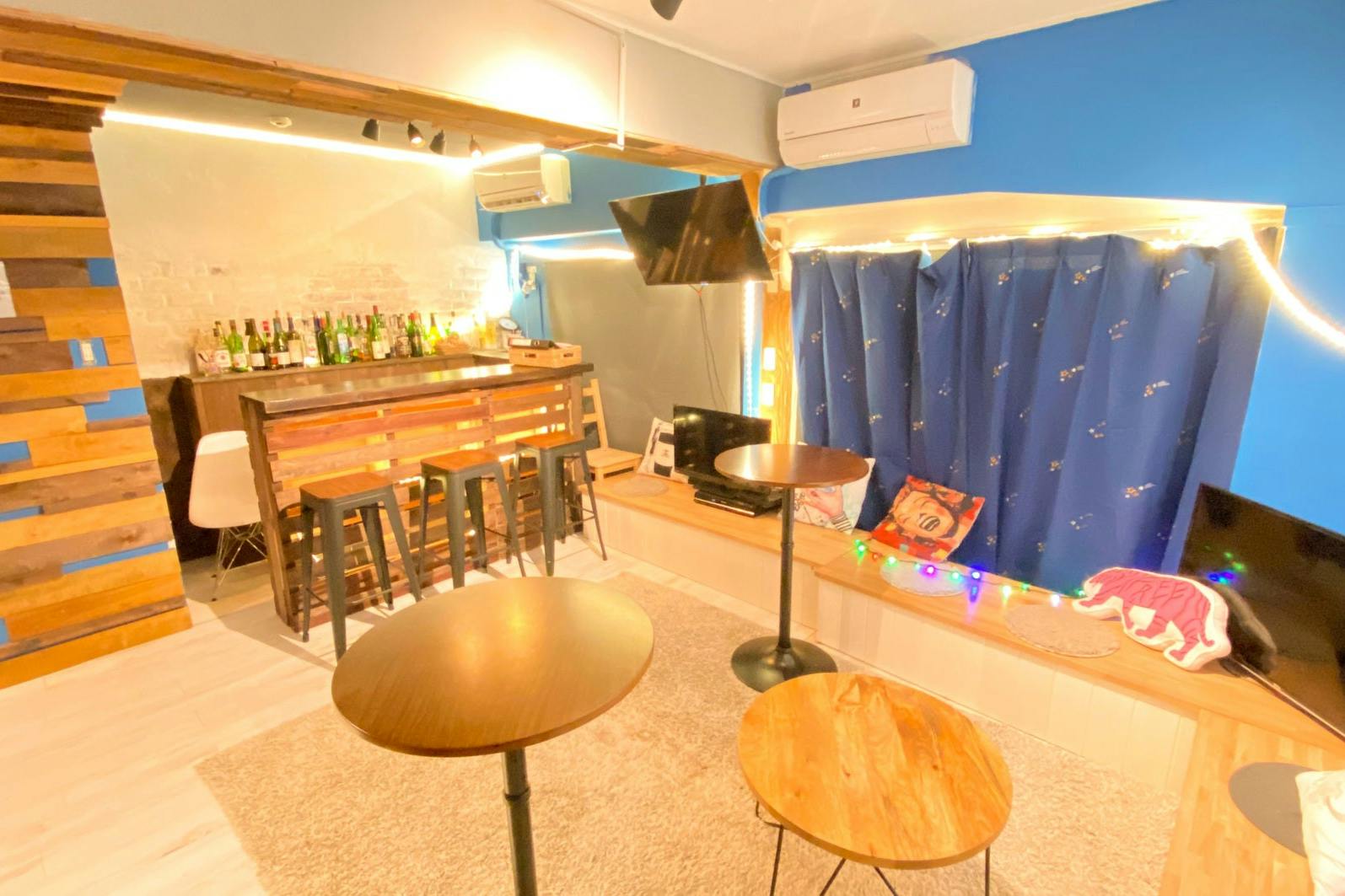 【新宿三丁目駅3分】スカイブルーの壁面が開放的な空間を演出する料理教室やテストキッチンに適したイベントスペース